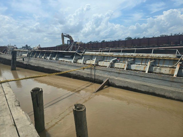 Barge carrying 8,000 barrels of waste oil tilts at East Bank wharf; spill response activated